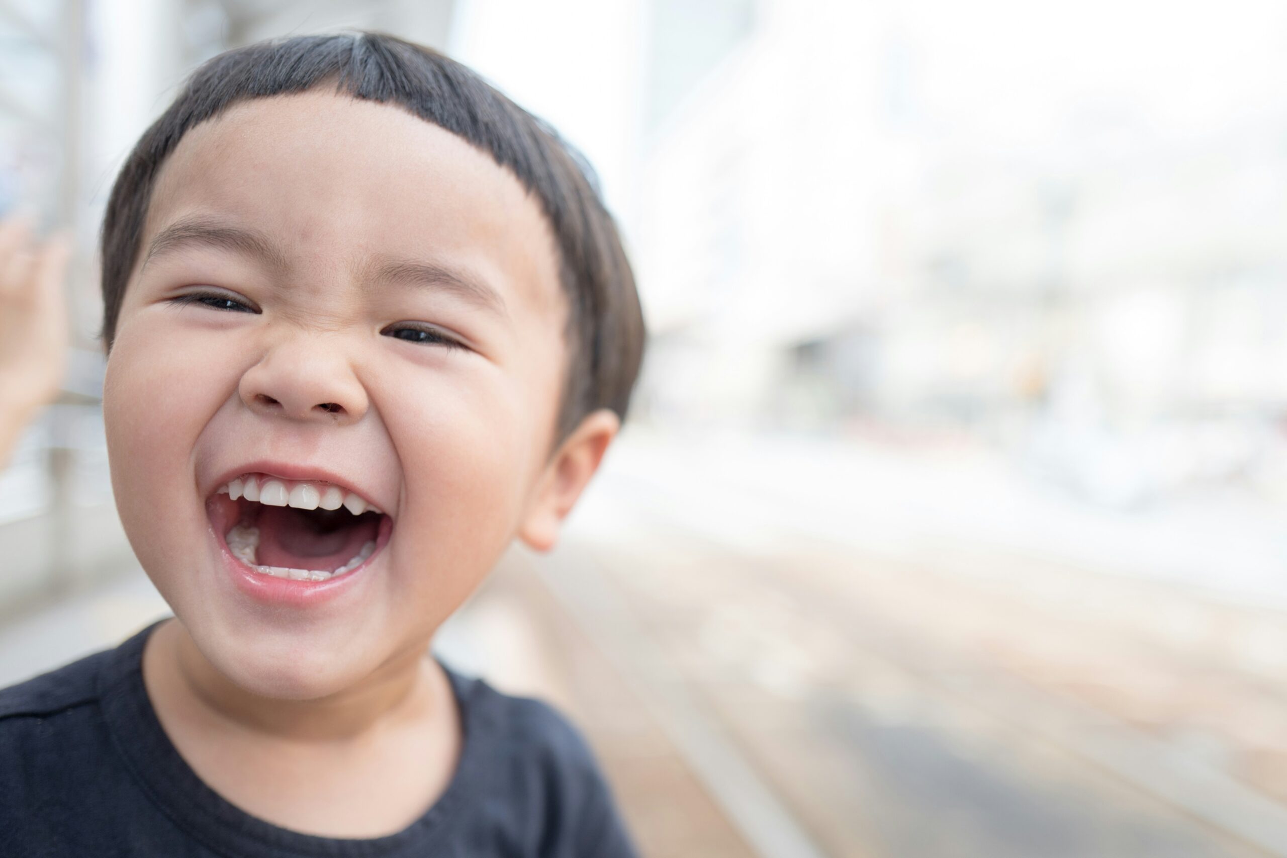 子どもが笑顔で話しかけてくる家族の時間のイメージ
