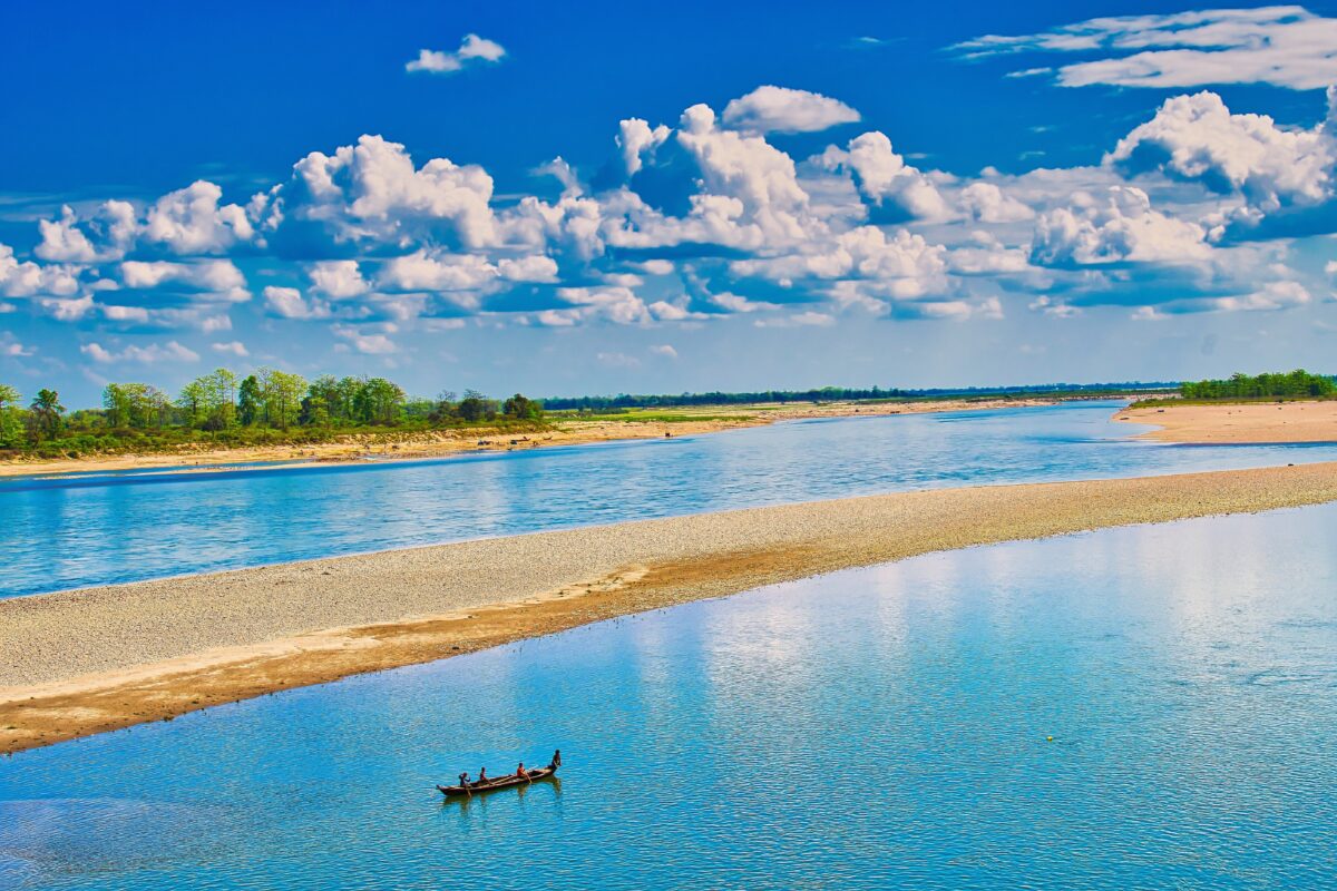 時間がない毎日から解放されて心に余裕ができたイメージ（青空と海の穏やかな風景）