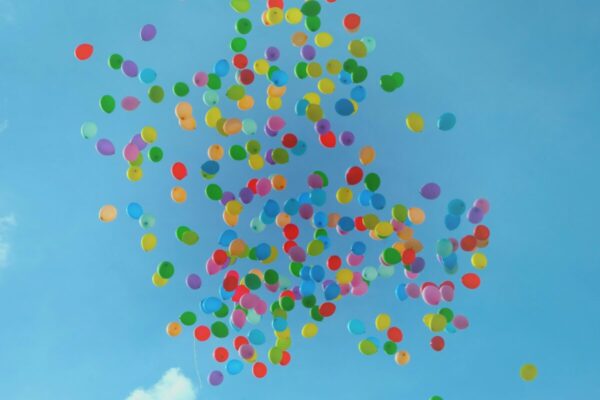 毎日の繰り返しから抜け出し前向きな気持ちになるイメージの風船と青空