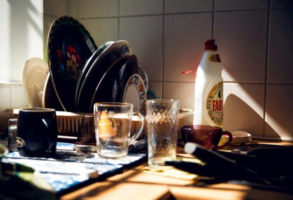 食器洗いが少し残ったキッチンの様子