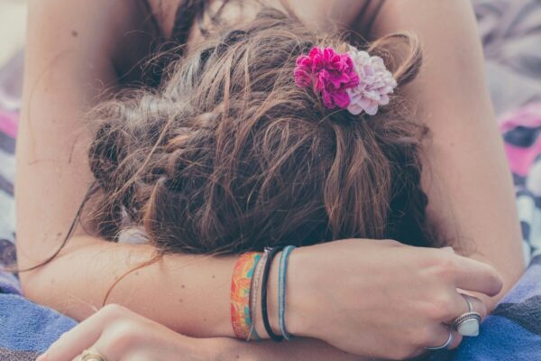 ストレスが限界でうなだれる主婦の様子