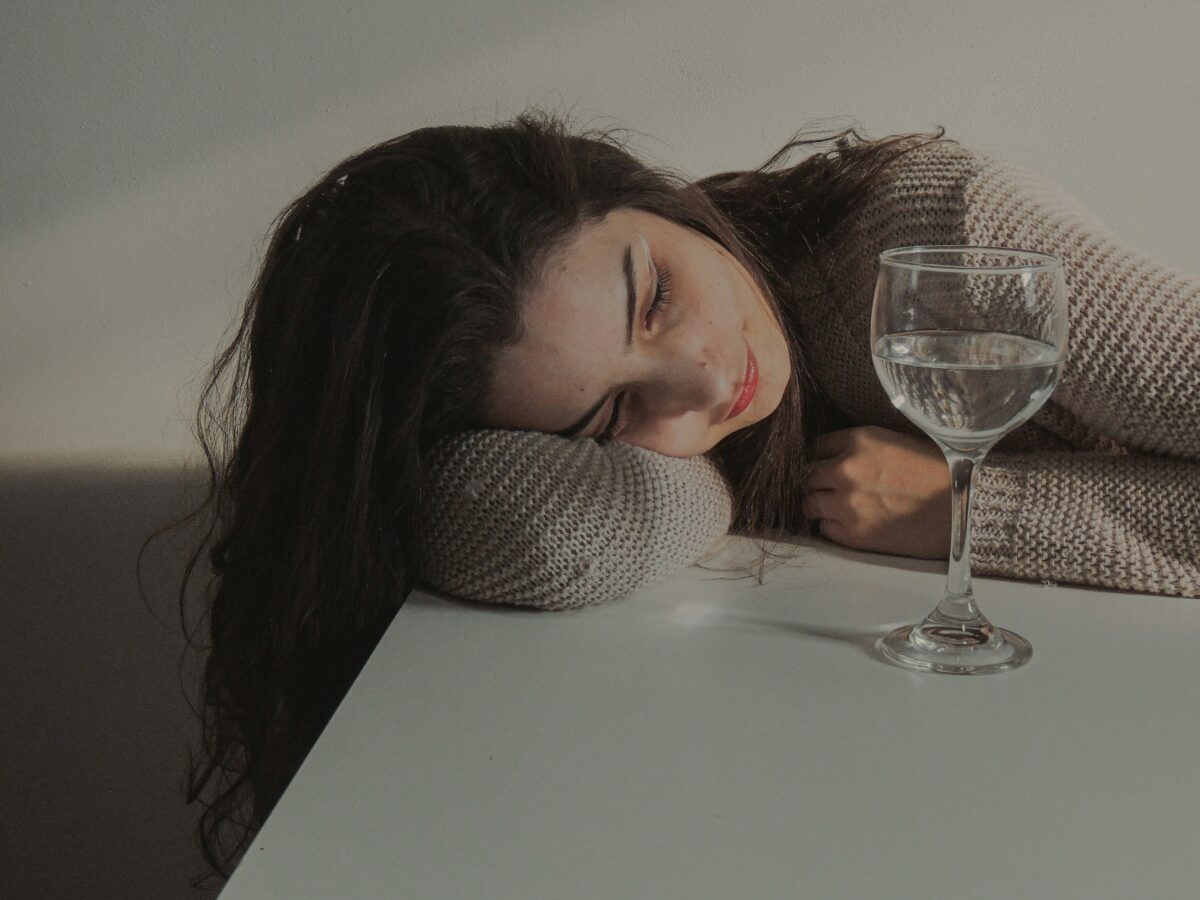 家事に追われて疲れ果て机に突っ伏している主婦のイメージ