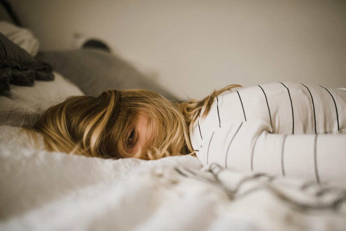 朝活がつらく眠そうにしている主婦の様子