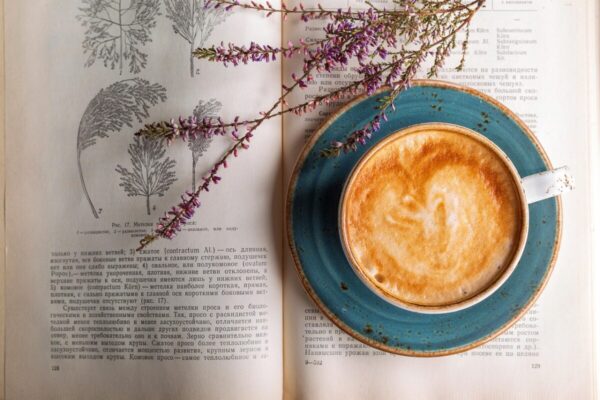 朝活でコーヒーを飲みながらゆったり過ごす自分時間のイメージ