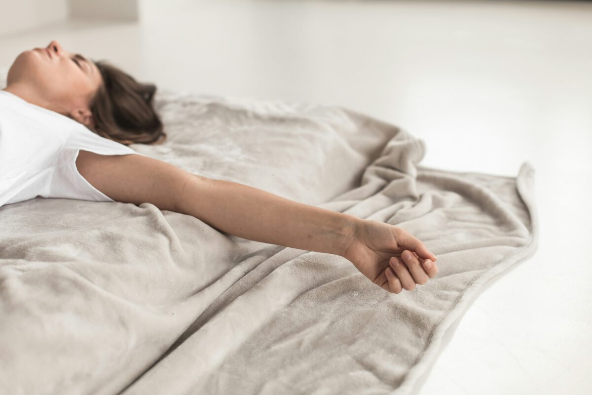 朝活が続かない主婦が朝起きられず悩んでいる様子