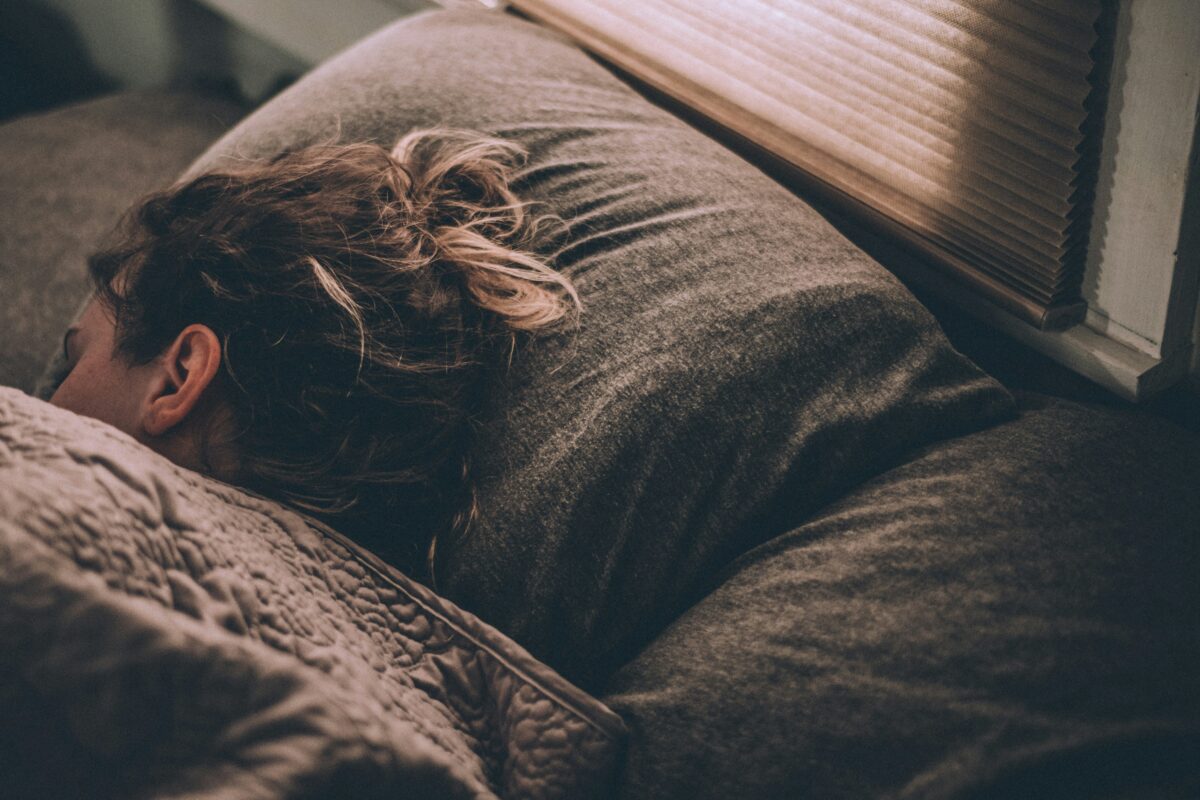 朝活がつらくて起きられない主婦のイメージ（朝活が続かない悩み）