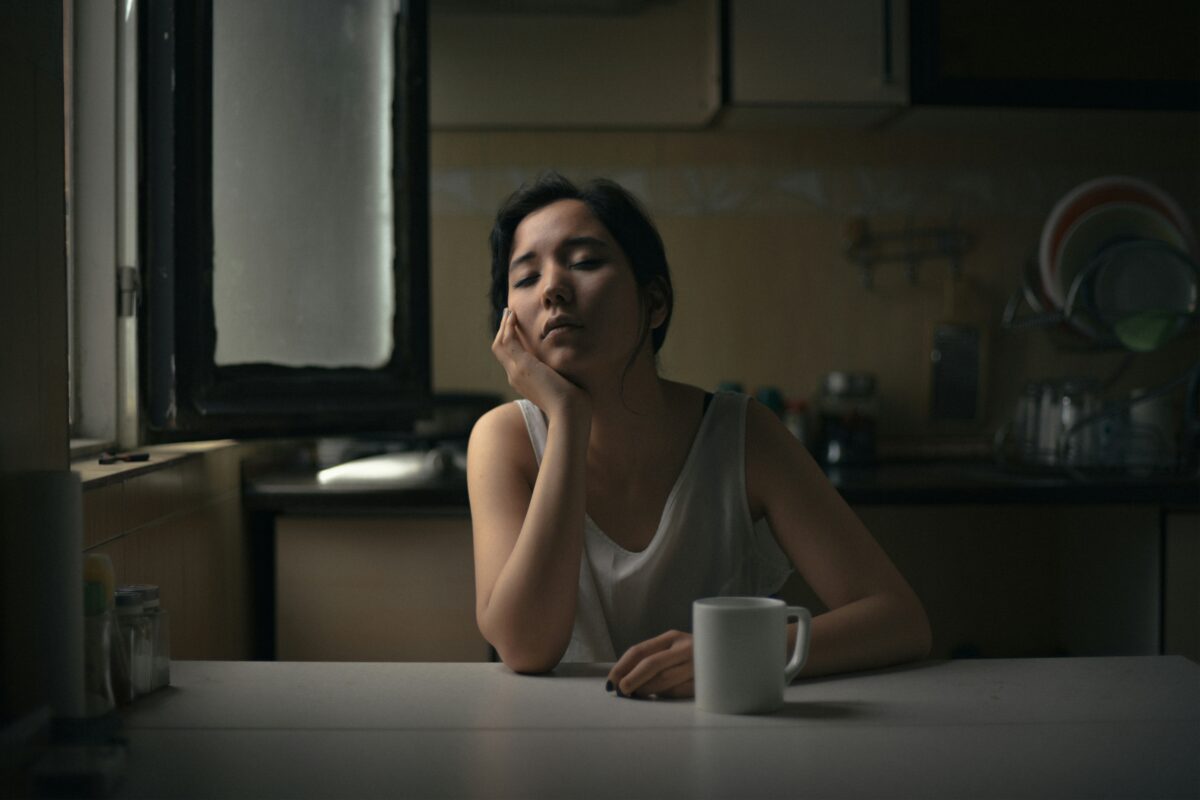 夕方になって疲れ切り、ぐったりしている主婦のイメージ