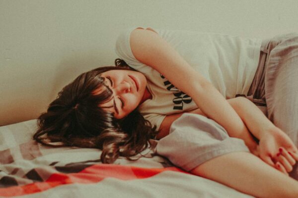 朝活が続かず疲れてつらいと感じている主婦の様子